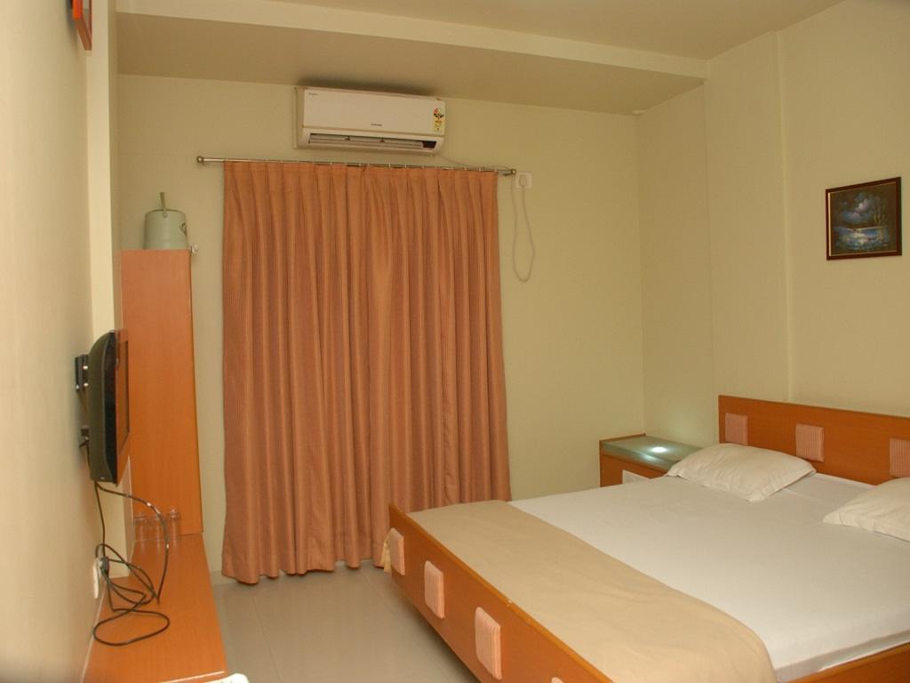 Hotel Nyay Mandir Bharuch Room photo